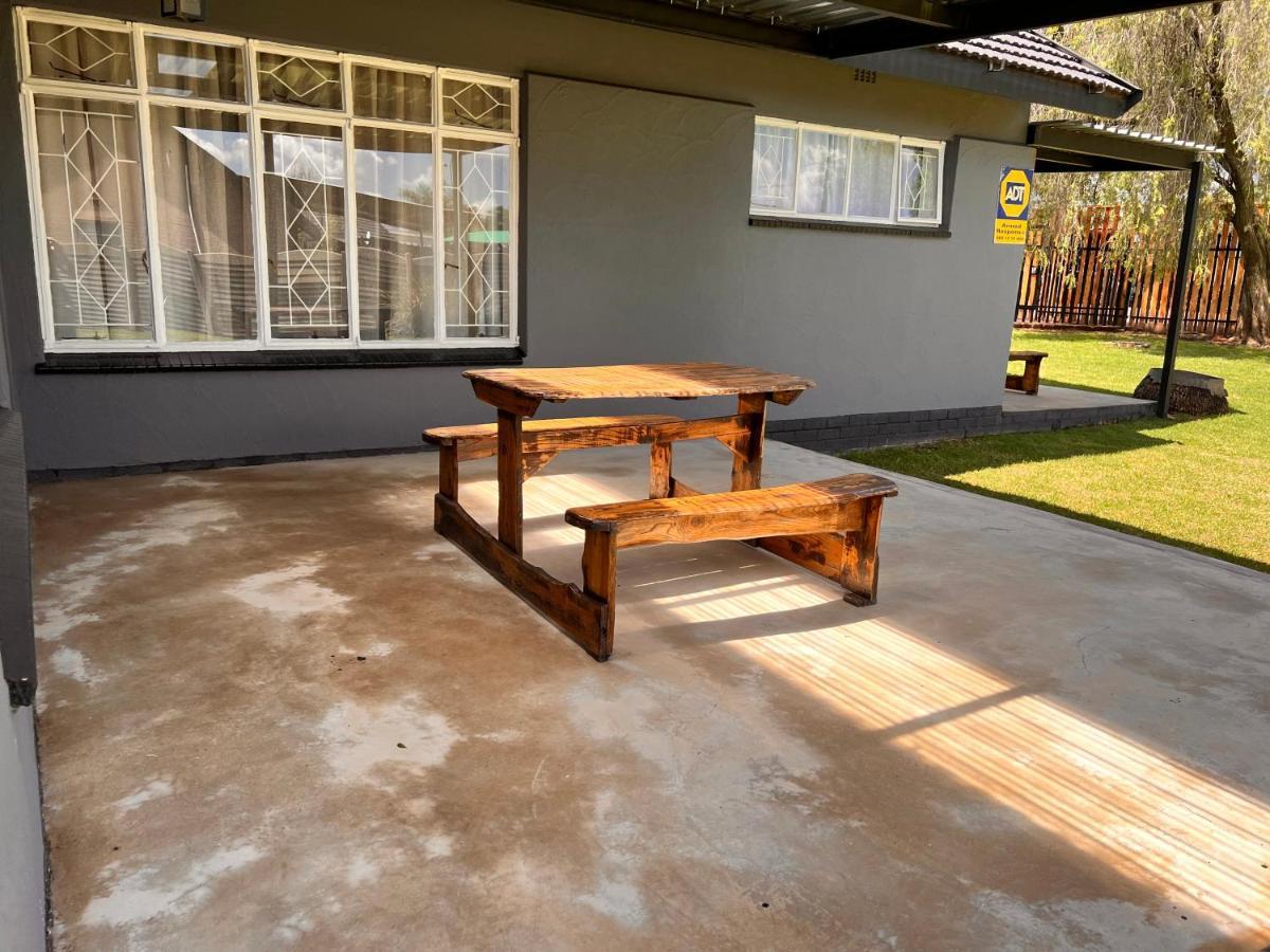 Firefly Budget Friendly Guest House Kempton Park Exterior foto