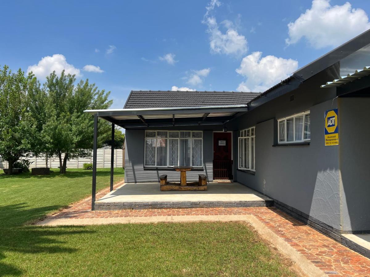 Firefly Budget Friendly Guest House Kempton Park Exterior foto