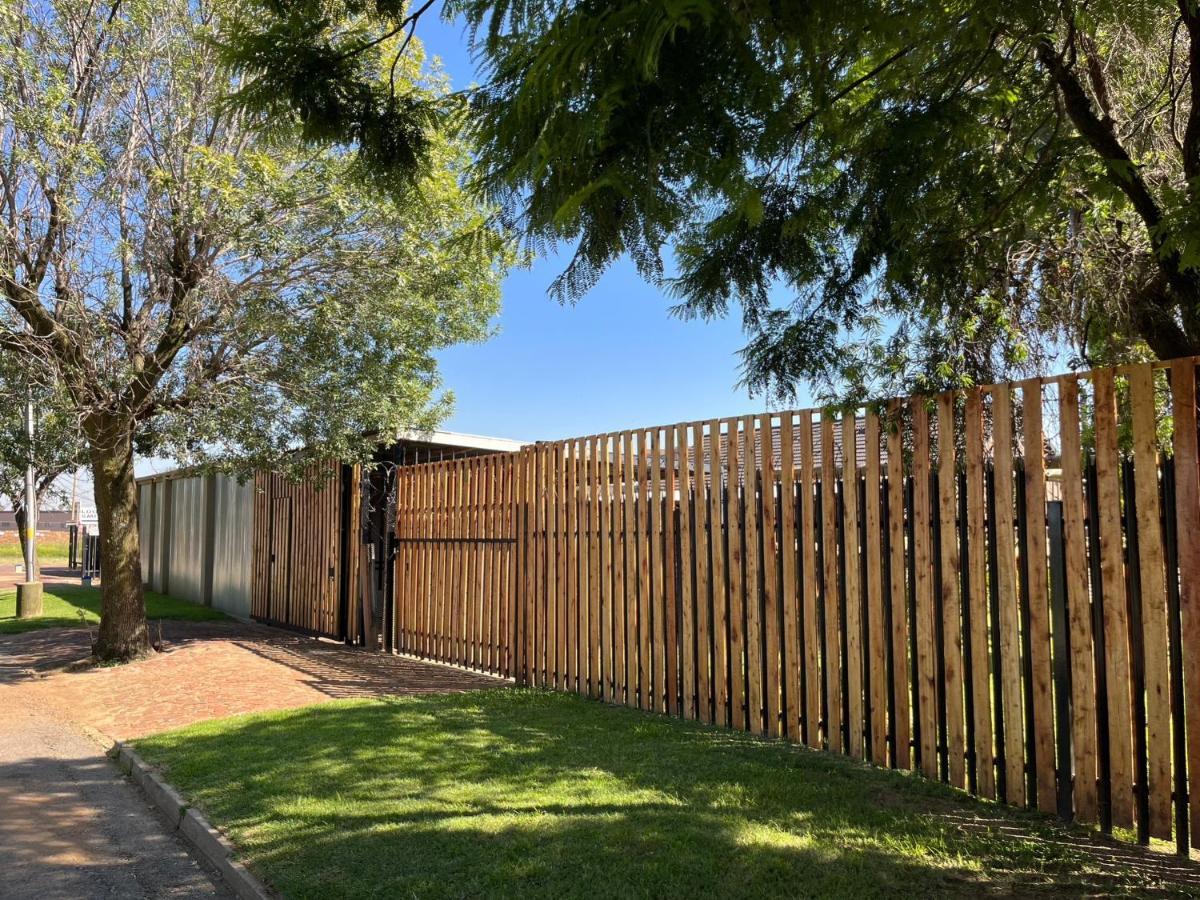 Firefly Budget Friendly Guest House Kempton Park Exterior foto